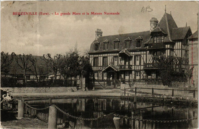 Carte postale ancienne Beuzeville - La grande Mare et la Maison Normande à Beuzeville
