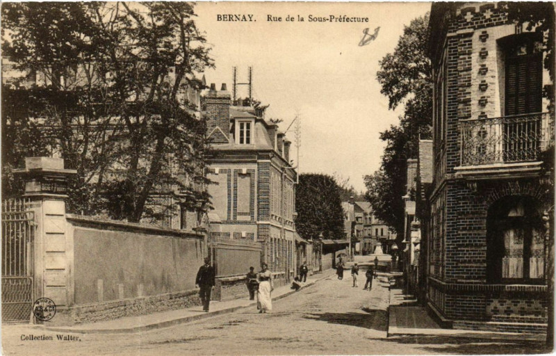 Carte postale ancienne Bernay - Rue de la Sous-Prefecture à Bernay