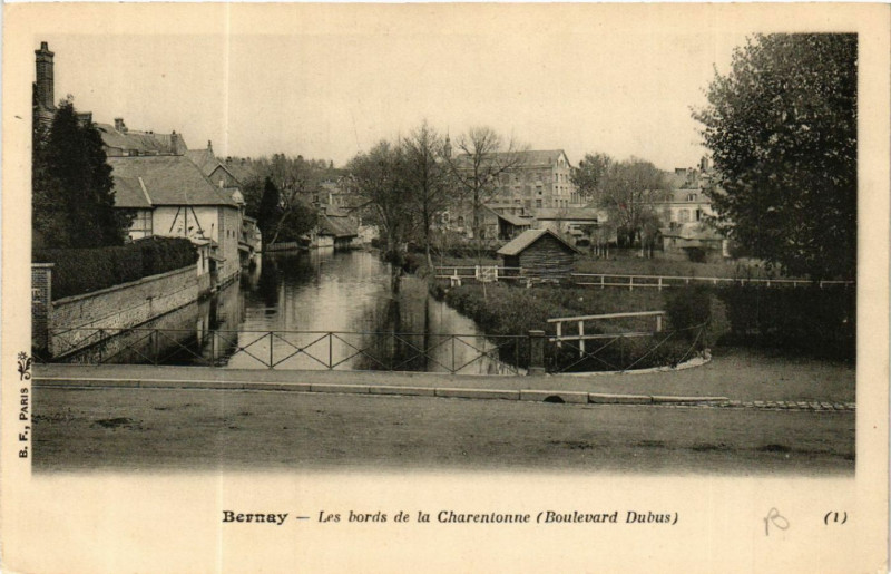 Carte postale ancienne Bernay - Les Bords de la Charentonne à Bernay