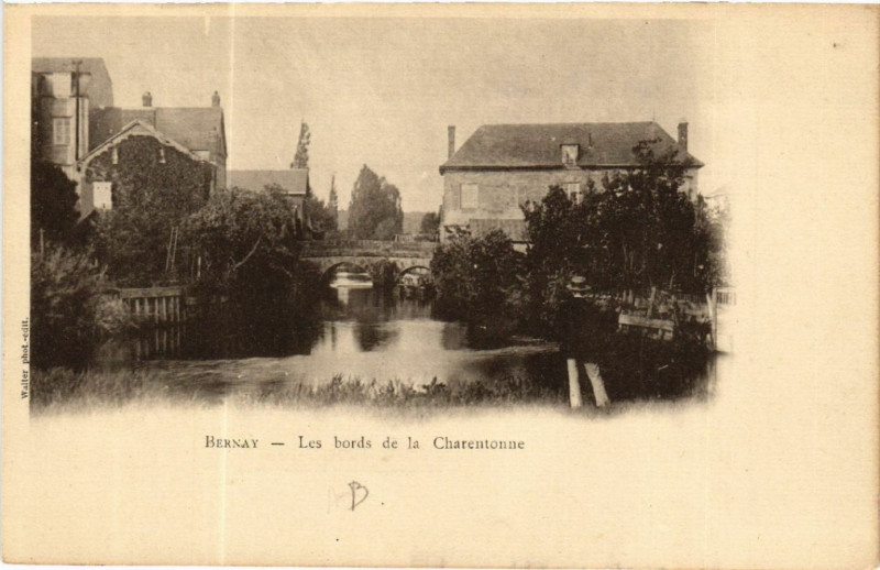 Carte postale ancienne Bernay - Les bords de la Charentonne à Bernay