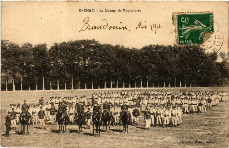 Carte postale ancienne Bernay - Le Champ de Manoeuvres à Bernay