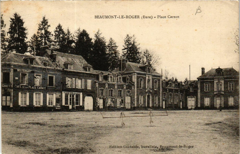 Carte postale ancienne Beaumont-le-Roger - Place Carnot à Beaumont-le-Roger