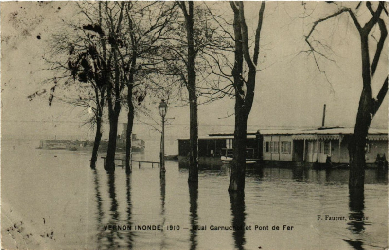 Carte postale ancienne Quai Garnuchot et Pont de Fer