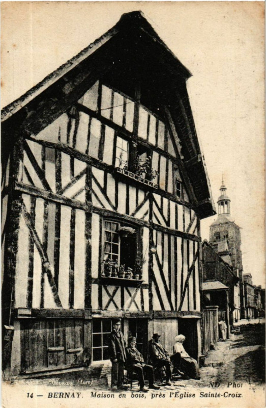 Carte postale ancienne Bernay - Maison en bois à Bernay