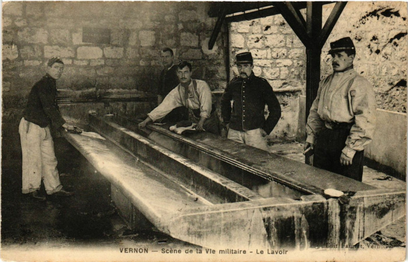 Carte postale ancienne Vernon - Scene de la Vie militaire - Le Lavoir à Vernon