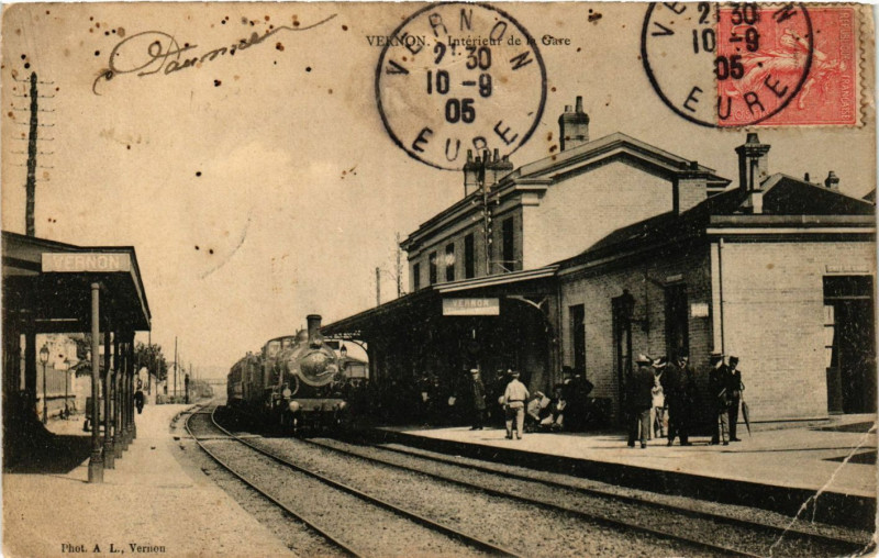 Carte postale ancienne Vernon - Interieur de la Gare à Vernon
