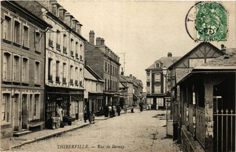 Carte postale ancienne Thiberville - Rue de Bernay à Thiberville