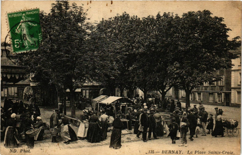 Carte postale ancienne Bernay La Place Sainte-Croix à Bernay