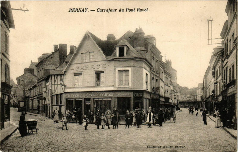 Carte postale ancienne Bernay - Carrefour du Pont Ravet à Bernay