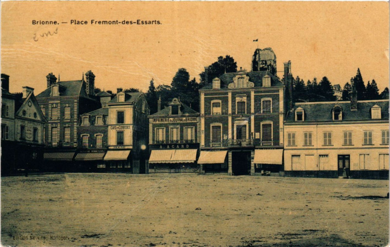 Carte postale ancienne Brionne - Place Fremont-des-Essarts à Brionne