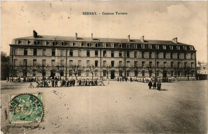 Carte postale ancienne Bernay - Caserne Turreau à Bernay