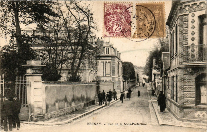 Carte postale ancienne Bernay - Rue de la Sous-Prefecture à Bernay