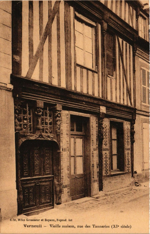 Carte postale ancienne Verneuil - Vieille maison rue des Tanneries