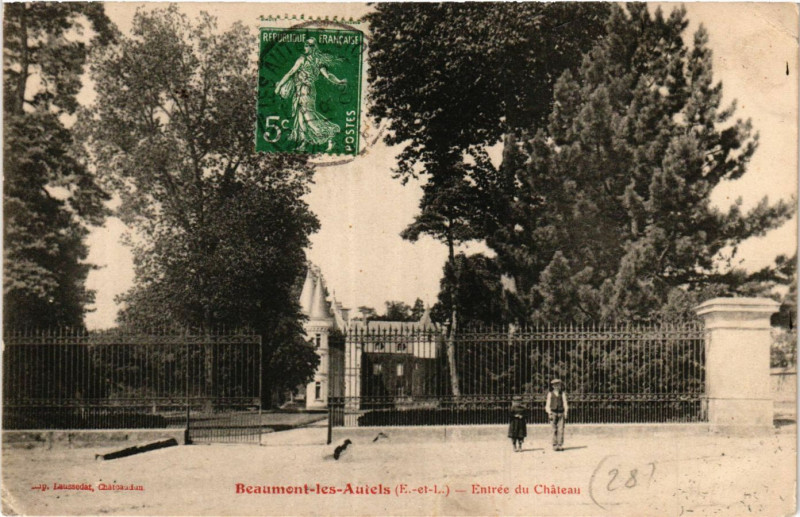 Carte postale ancienne Beaumont-les-Auiels - Entrée du Chateau