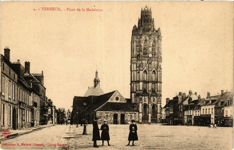 Carte postale ancienne Verneuil - Place de la Madeleine