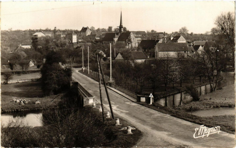 Carte postale ancienne La Neuve-Lyre Ses Environs Panorama de la Vieille-Lyre à La Neuve-Lyre