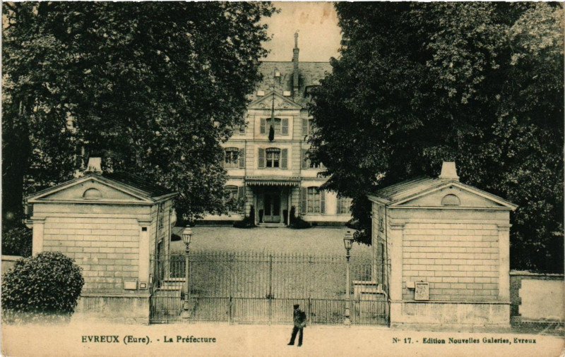 Carte postale ancienne Evreux - La Prefecture à Évreux