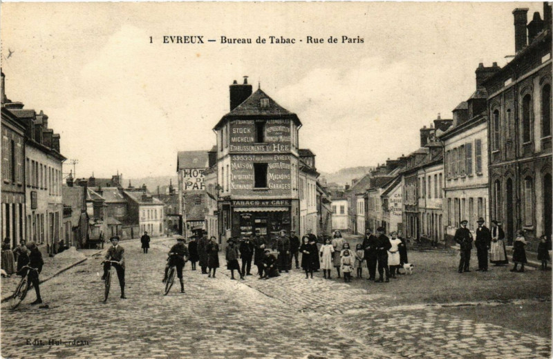 Carte postale ancienne Evreux - Bureau de Tabac - Rue de Paris à Évreux