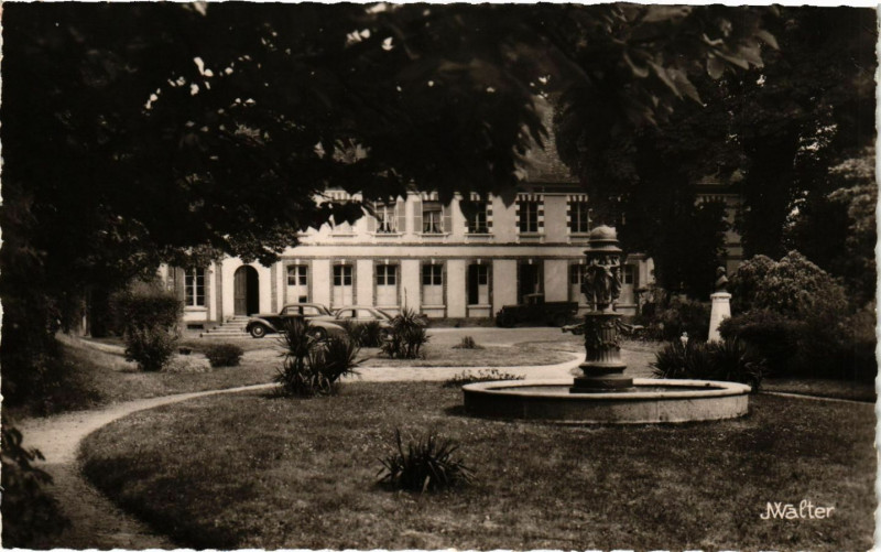 Carte postale ancienne Conches L'Hotel de Ville et le Jardin Public