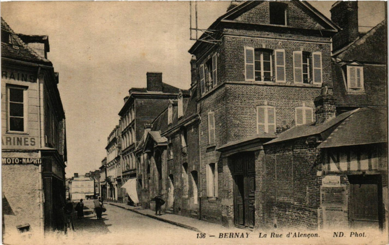 Carte postale ancienne Bernay La Rue d'Alencon à Bernay