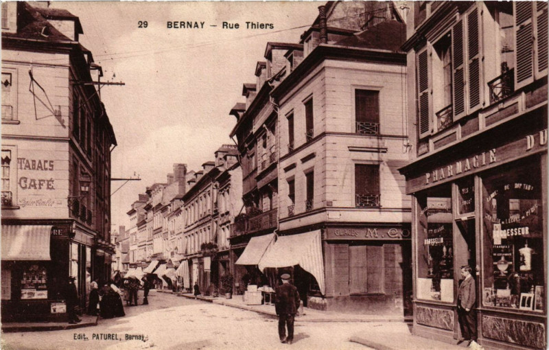 Carte postale ancienne Bernay - Rue Thiers à Bernay