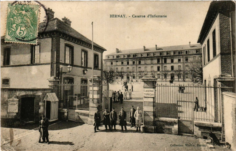 Carte postale ancienne Bernay - Caserne d'Infanterie à Bernay