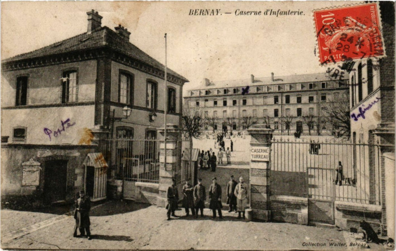Carte postale ancienne Bernay - Caserne d'Infanterie à Bernay