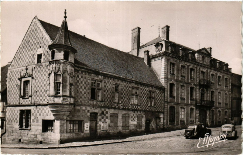 Carte postale ancienne Verneuil-sur-Avre Maisons du Xv siecle Rues du Canon et de la Mad