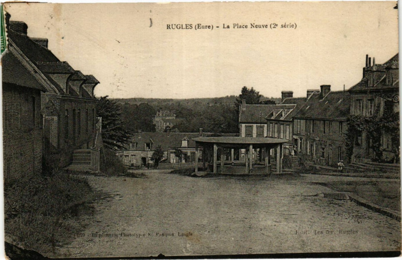 Carte postale ancienne Rugles - La Place Neuve à Rugles