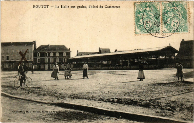 Carte postale ancienne Routot - La Halle aux grains l'hotel du Commerce à Routot