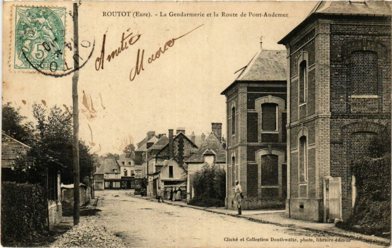 Carte postale ancienne Routot - La Gendarmerie et la Route de Pont-Audemer à Routot