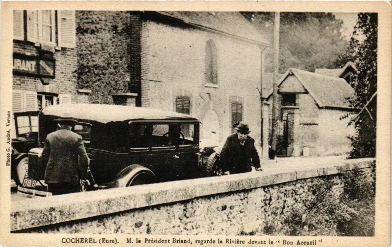 Carte postale ancienne Cocherel M. le President Briand regarde la Riviere devant le Bon