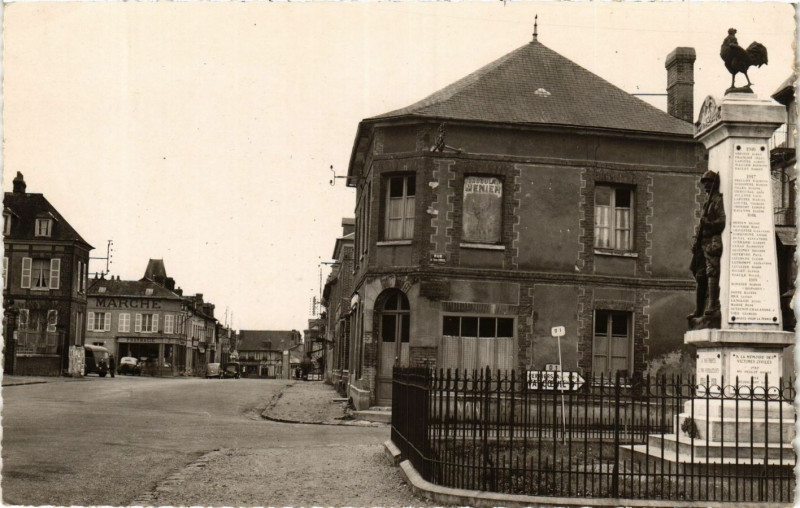 Carte postale ancienne Charleval Le Monument aux Morts et Grande Rue à Charleval