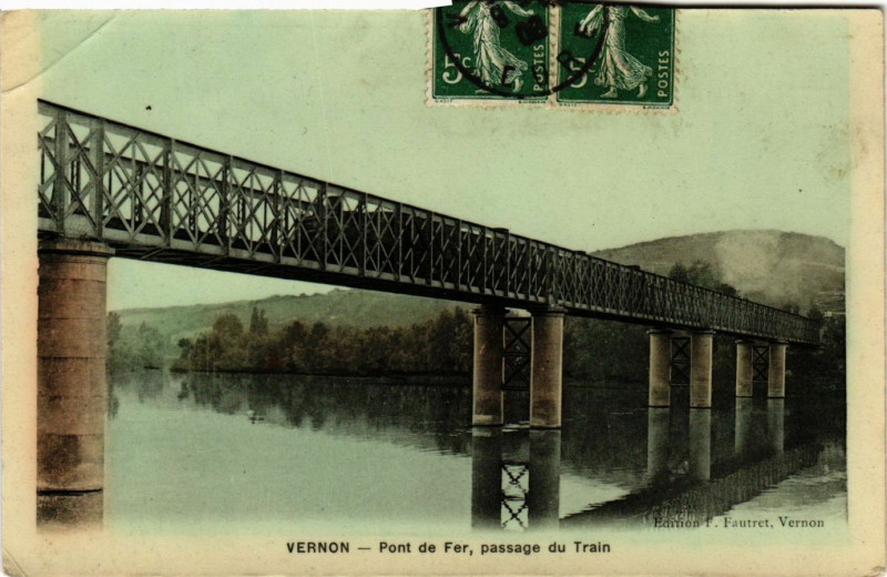 Carte postale ancienne Vernon - Pont de Fer passage du Train à Vernon