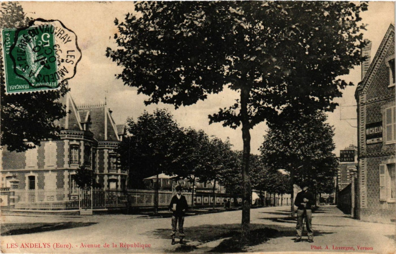Carte postale ancienne Andelys - Avenue de la République