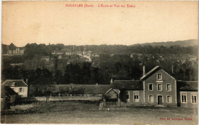 Carte postale ancienne Bouafles - L'Ecole et Vue sur Tosny à Bouafles