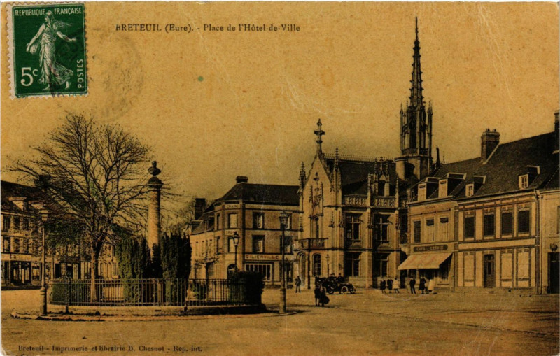 Carte postale ancienne Breteuil - Place de l'Hotel-de-Ville à Breteuil