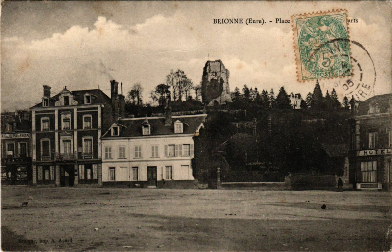Carte postale ancienne Brionne - Place ... à Brionne