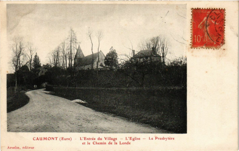 Carte postale ancienne Caumont - L'Entrée du Village - L'Eglise - Le Presbytére .. à Caumont