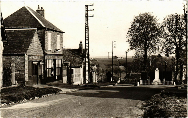 Carte postale ancienne Chauvincourt - Place de la Mairie