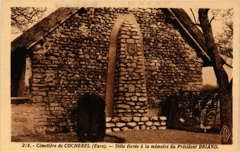 Carte postale ancienne Cimetiere de Cocherel - Stéte élevée a la mémoire du ..