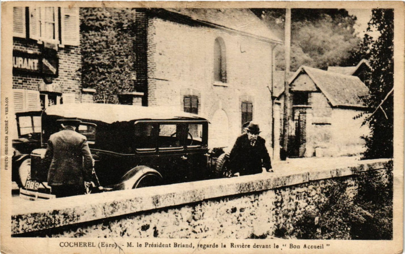 Carte postale ancienne Cocherel - M. le Président Briand regarde la Riviere devant