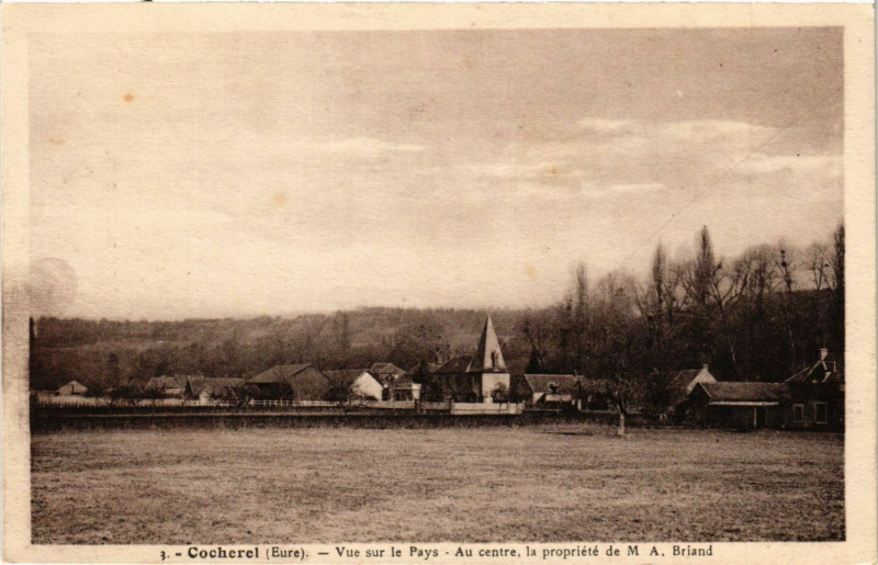 Carte postale ancienne Cocherel - Vue sur le Pays - Au centre la propriété de ..
