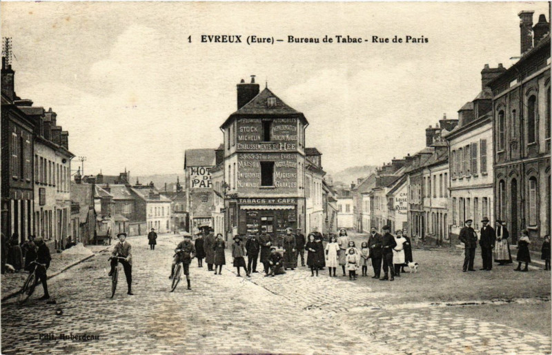 Carte postale ancienne Evreux - Bureau de Tabac - Rue de Paris à Évreux