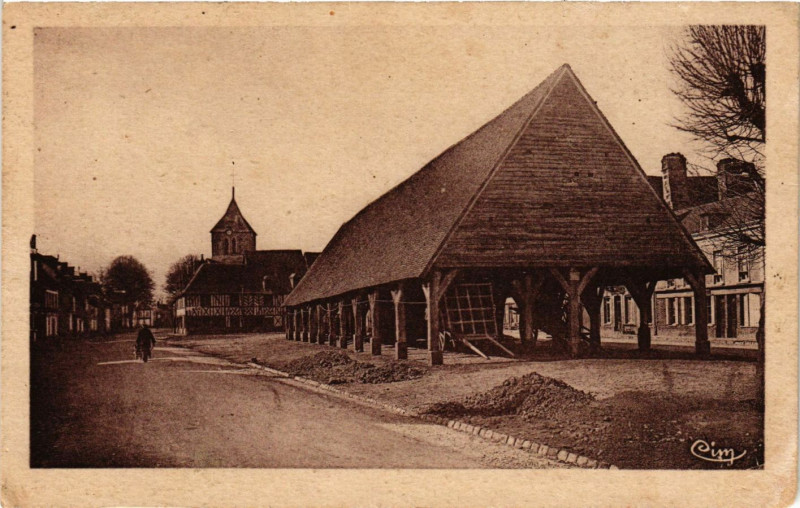 Carte postale ancienne La Ferriere-sur-Risle - Les Halles (Mon.HiSaint-Xiv siécle) à La Ferrière-sur-Risle