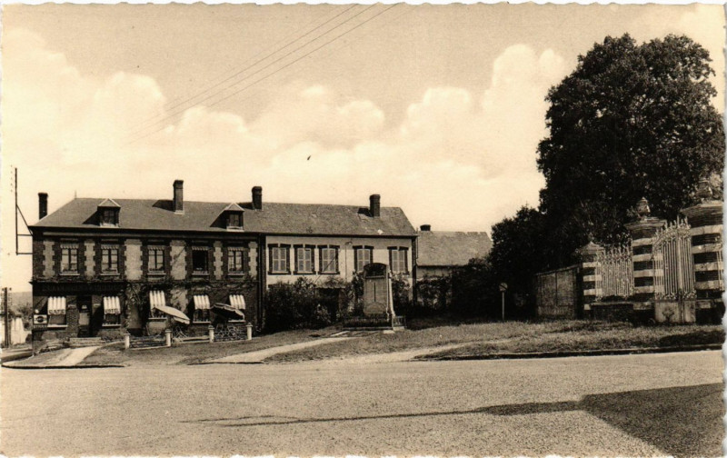 Carte postale ancienne Mainneville - Place du Monument aux Morts à Mainneville