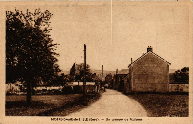 Carte postale ancienne Notre-Dame-de-L'Isle - Un groupe de Maisons à Notre-Dame-de-l'Isle