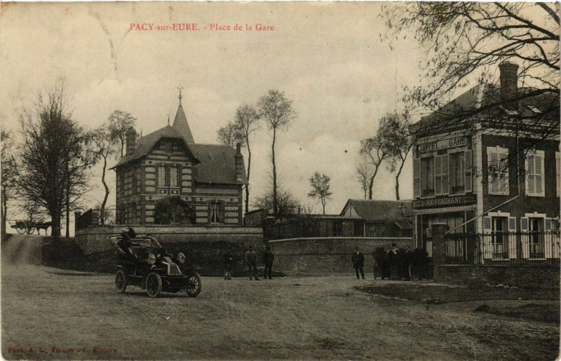 Carte postale ancienne Pacy-sur-Eure - Place de la Gare à Pacy-sur-Eure
