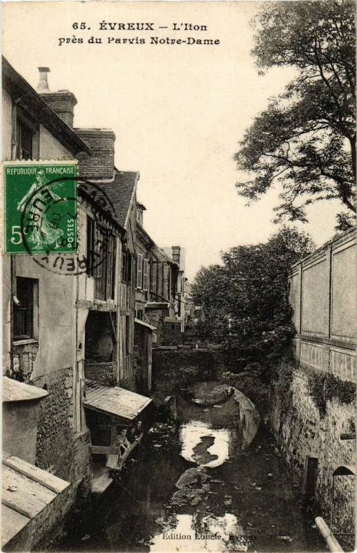 Carte postale ancienne Evreux - L'Iton pres du Parvis Notre-Dame à Évreux