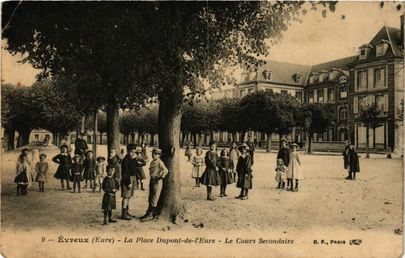 Carte postale ancienne Evreux - La Place Dupont-de-l'Eure - Le Cours Secondaire à Évreux